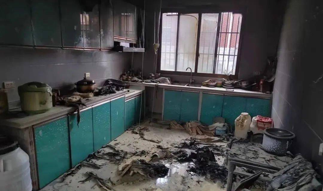 轻微火灾现场讲(3)| 油锅起火怎么办?_灭火_温度_厨房