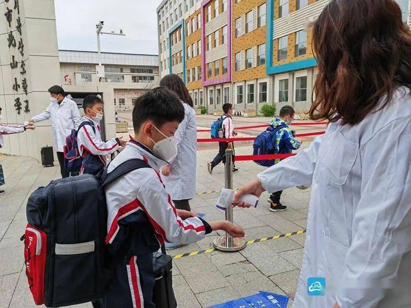 7时,记者在延吉市北山小学看到,小学生们身着校服,带着红领巾,整齐地