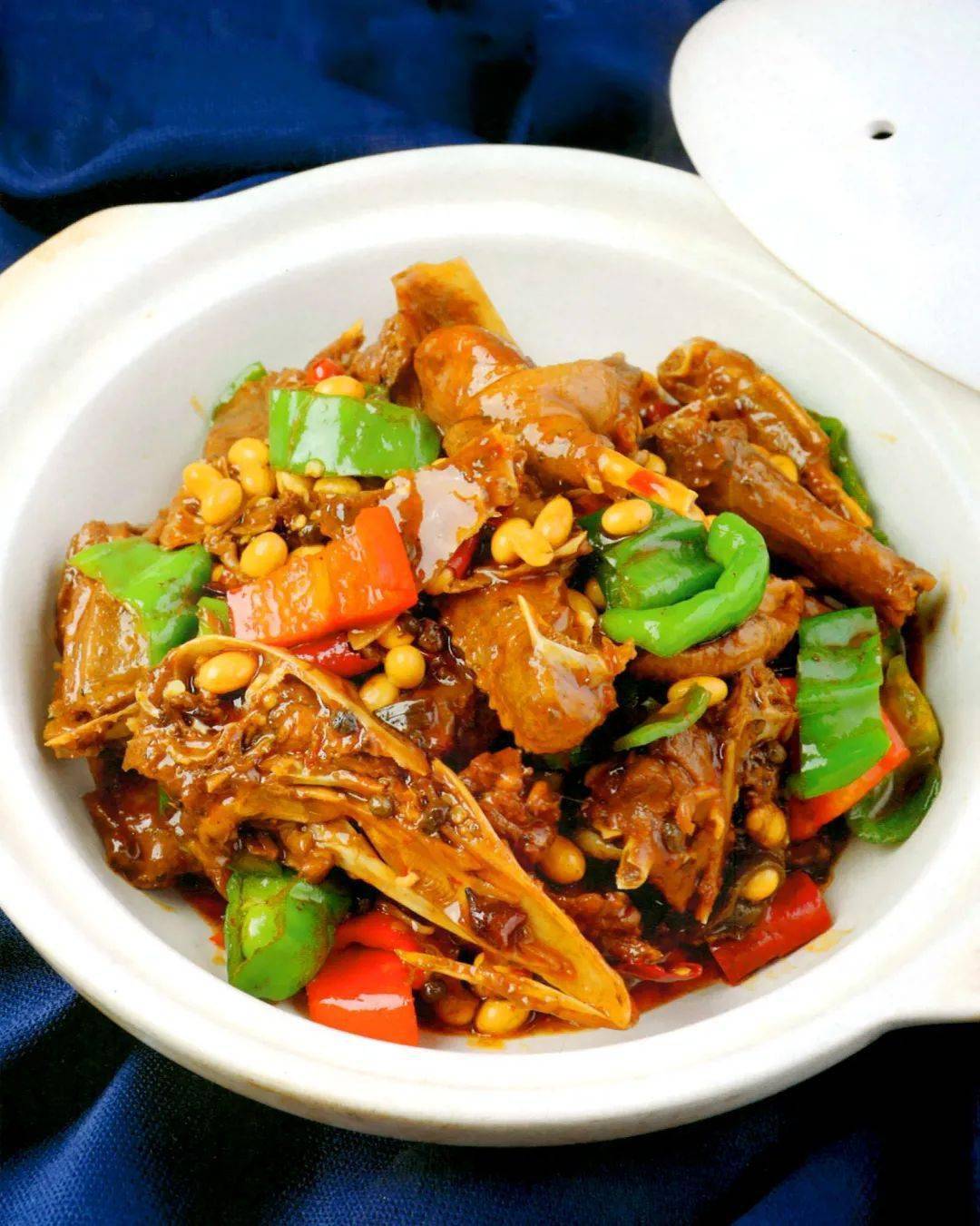 黄豆烧麻鸭因美蛙肉质细嫩,故需要码味上浆后再滑熟,否则烹调时容易散