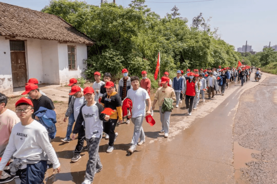 在交警部门的协助下,常宁二中组织高三,初三毕业班学生开展了"青春