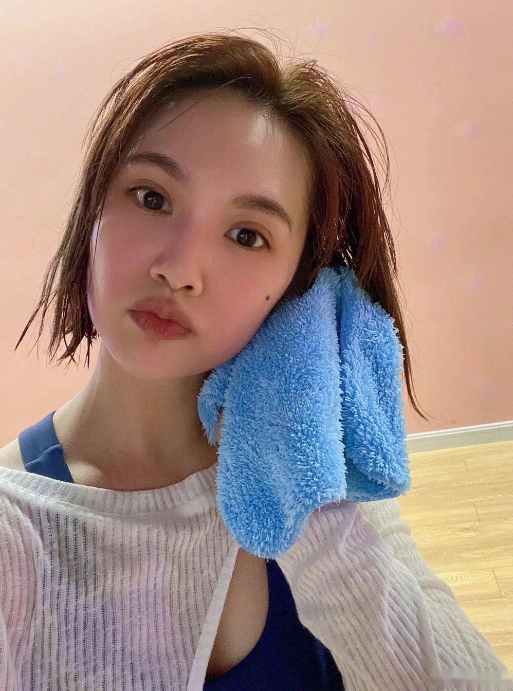 ▼未经修饰的脸很近的怼在镜头前,在微博上po出自己的素颜照嘛,而且你