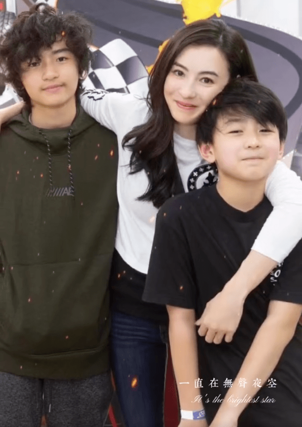 张柏芝晒合影给儿子庆生两子颜值都高大儿子比爸爸谢霆锋帅