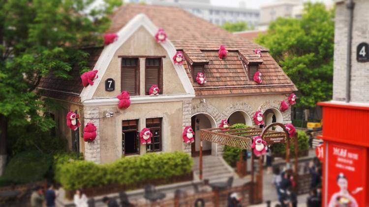 济南新晋网红打卡地：百年老建筑爬满“草莓熊”