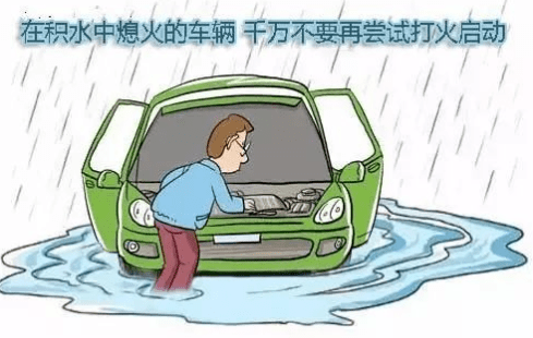 雨天路滑大理一轿车与货车追尾现场一片狼藉1人卡车内动弹不得