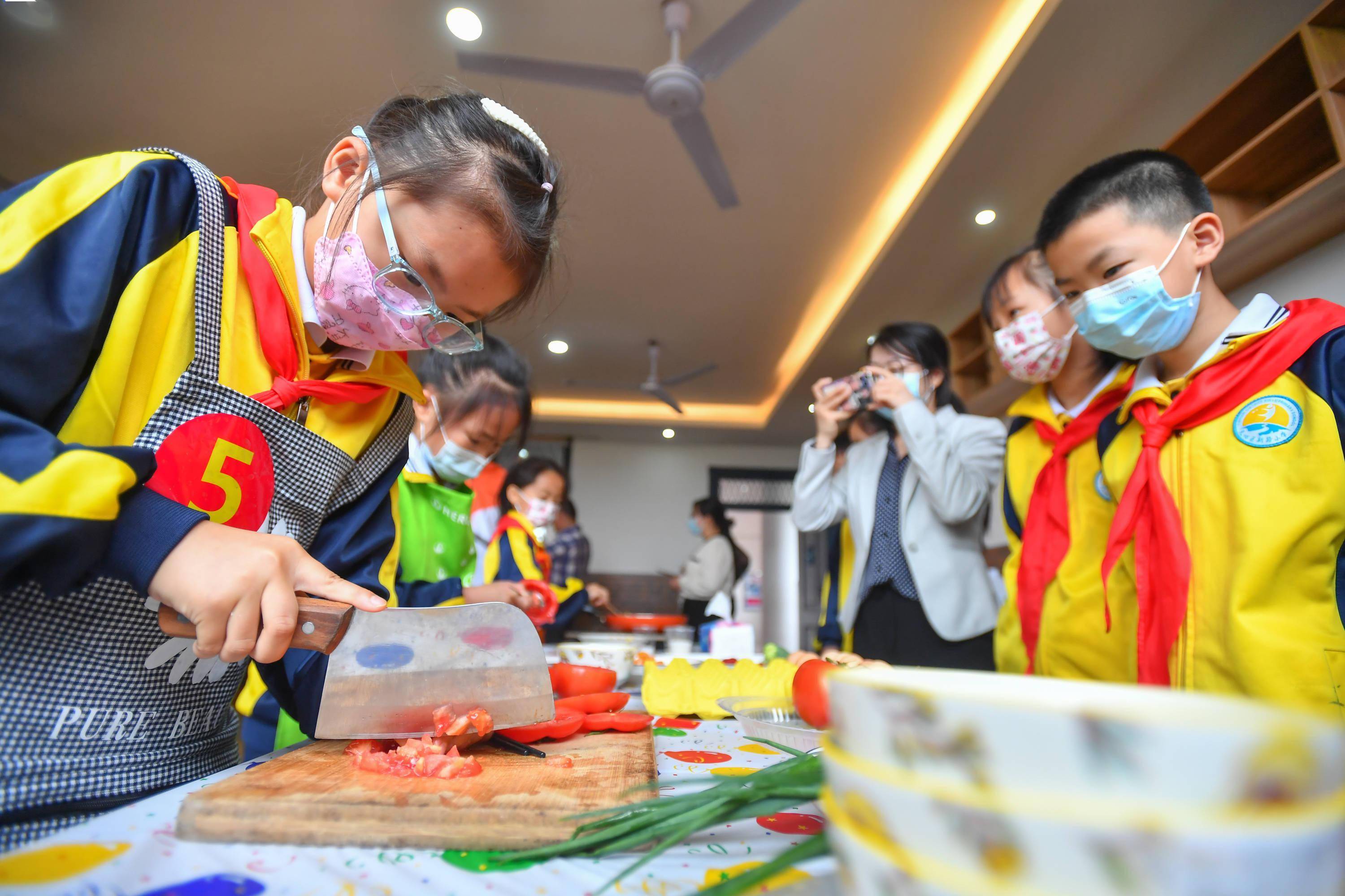长沙市天心区仰天湖新路小学的三年级学生参加创意烹饪比赛