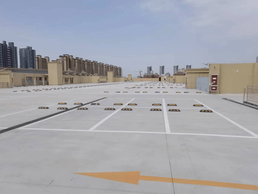 莱西新建10000平方米楼顶停车场停车位388个
