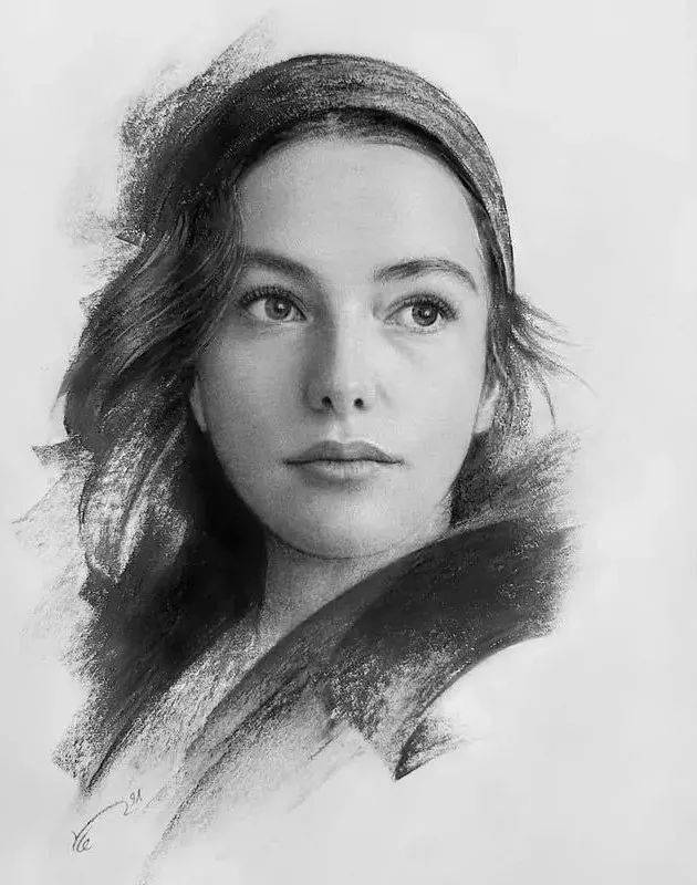 但是在画出彩色人物作品之前建议大家还是先练习好素描的人物头像