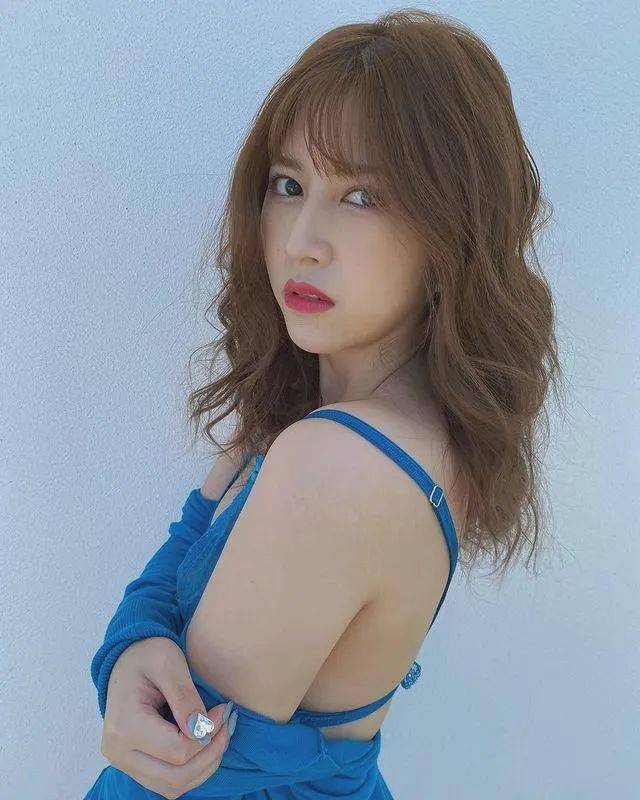 她就是—七森莉莉(松本铃香)业界普遍认为她将是三上悠亚的接班人,是