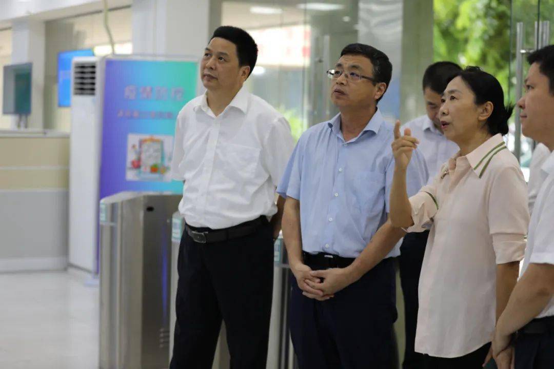 铁刚一行在一楼招聘服务大厅观看海南省公共招聘网操