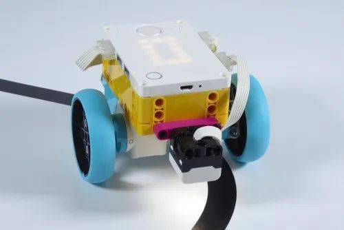 尝试通过物理约束或传感器对机器人的运动进行控制和调整:使用spike