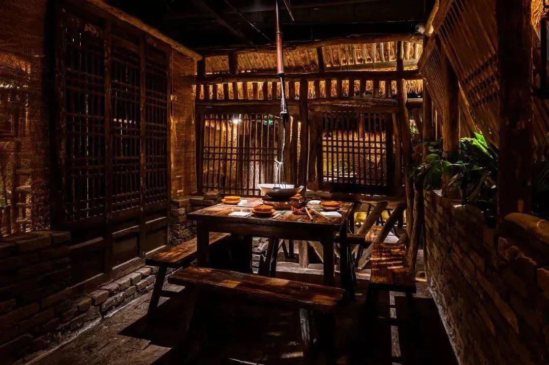 古代小镇酒楼之中行走的感觉能够切实的给人一种整个空间给人恢弘大气