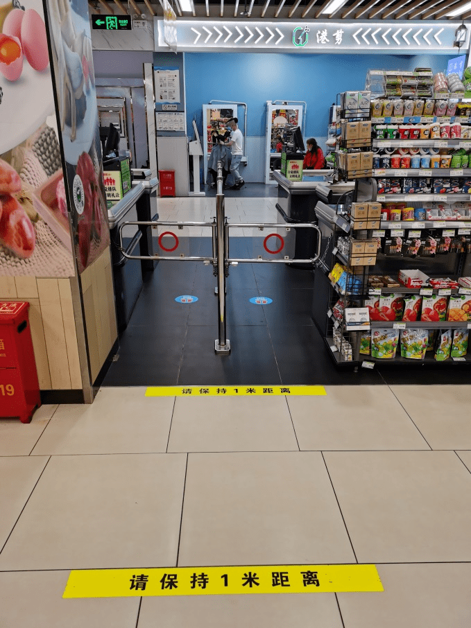 后整治前vs整治后大西洋银泰城永辉超市在收银台设置"一米线"提示语