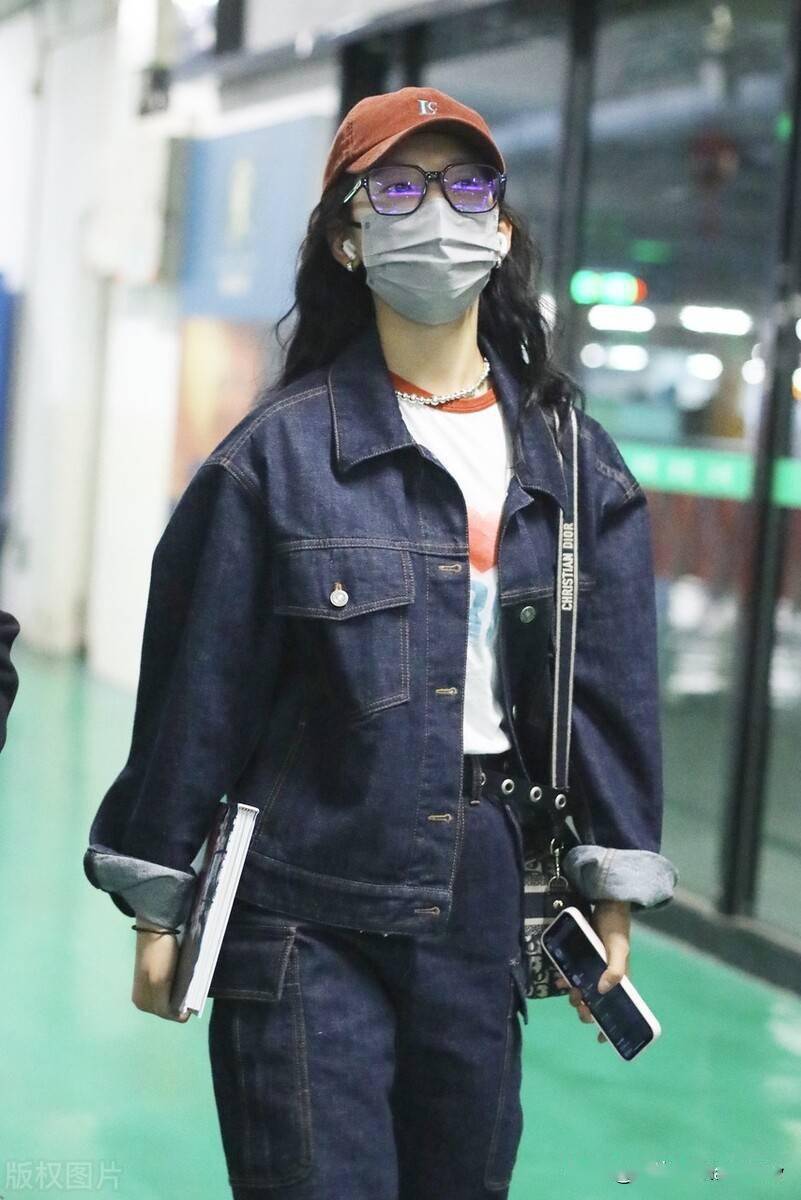 章若楠身穿牛仔套装现身机场戴棒球帽气质好_章若楠_机场_套装