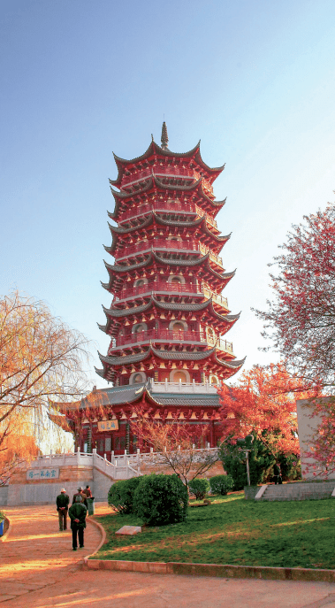 昙华寺位于云南省昆明市东郊金马山山麓,占地面积8公顷