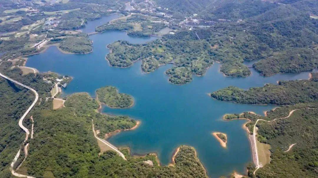 區登上打鼓嶺山頂的涼亭西南是園山風景區以及東部華僑城的茶溪谷打鼓