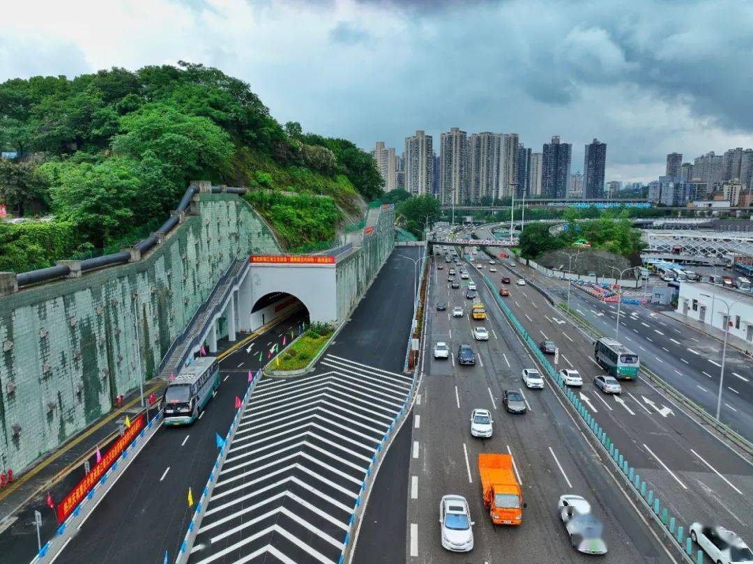 74烟雨路至内环段上行隧道通车