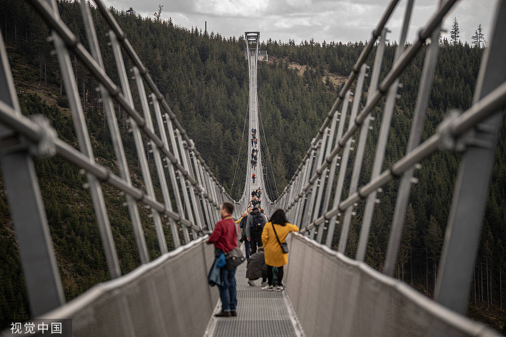 敢挑战吗？捷克开放“全球最长”悬索桥，全长721米！