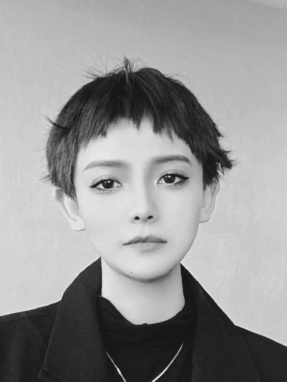 "狗啃式"短发,俏皮可爱_短发