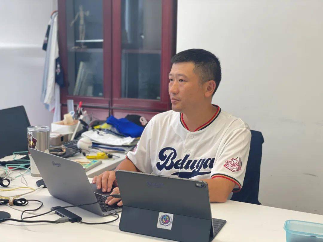 5月12日,在时云医疗信息(海南)有限公司,吴冰在处理工作信息.