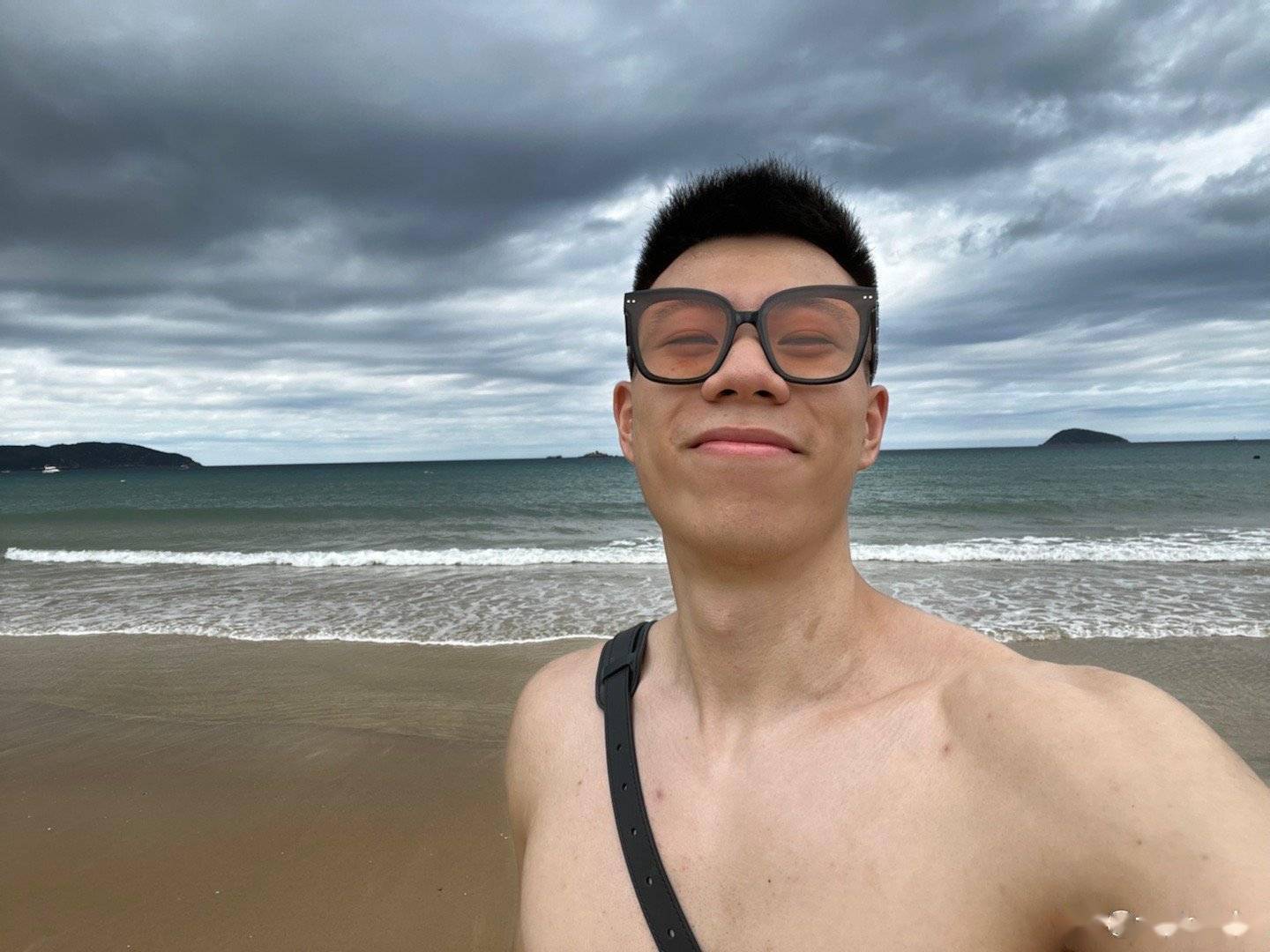 打脸质疑张镇麟赤裸上身现身海南不缺席赵继伟婚礼霸气秀肌肉