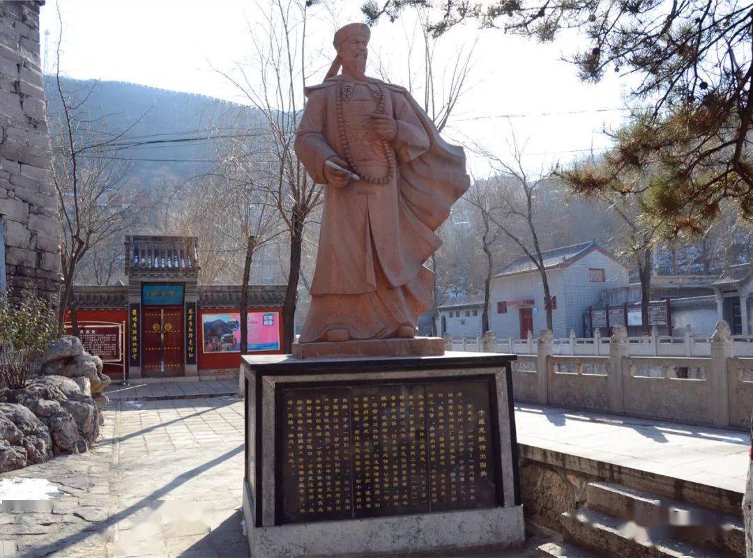 固关门前之于成龙塑像"扼塞井陉西南矗,总领隘口三十六".