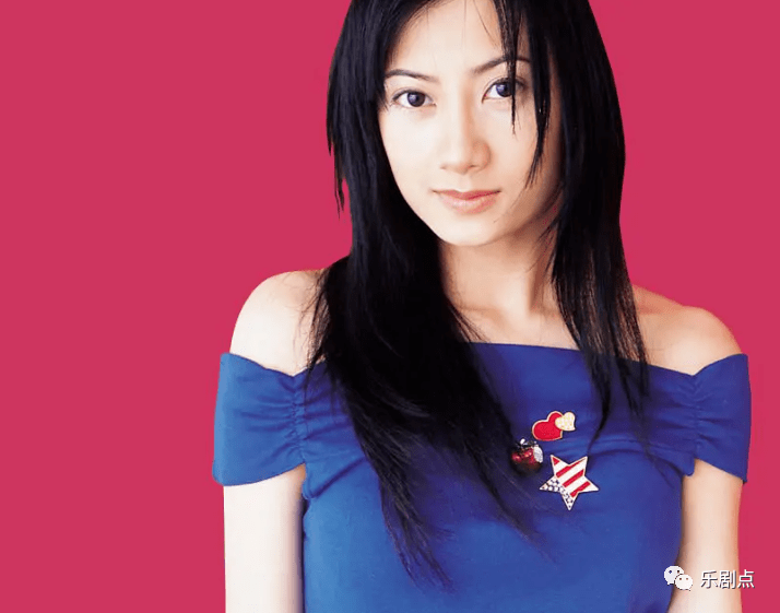 陈国坤妻子玩空中瑜伽,穿背心身材曲线一览无遗,41岁冻龄有术_黄伊汶