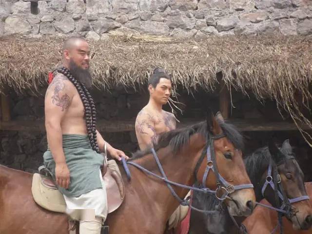 《读水浒》⑨ | 名妓李师师为之倾倒的男人_燕青_卢俊义_孤儿