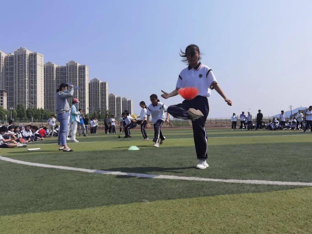 踢出精彩毽康生活春晖学校七年级开展一分钟踢毽子比赛