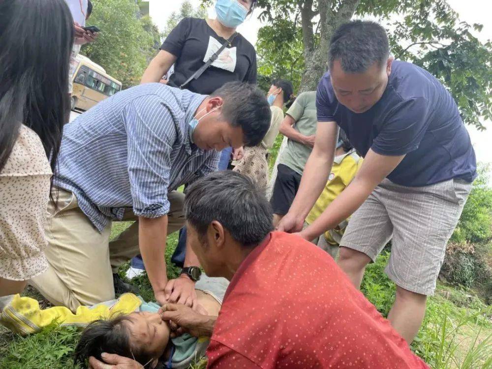 旧莫乡珠西公路发生一起交通事故小女孩被汽车撞倒在地当场休克