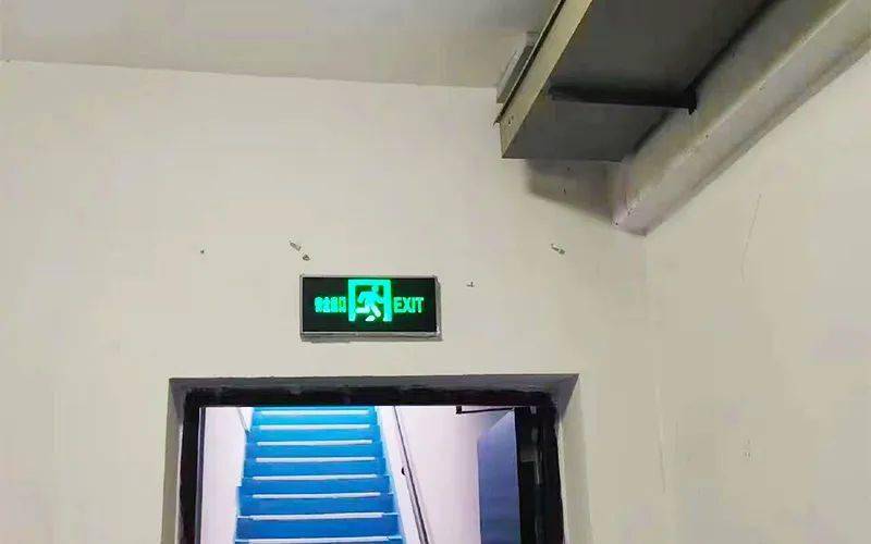 金科御江城通信公司光纤线路穿越小区防烟楼梯间前室被处罚