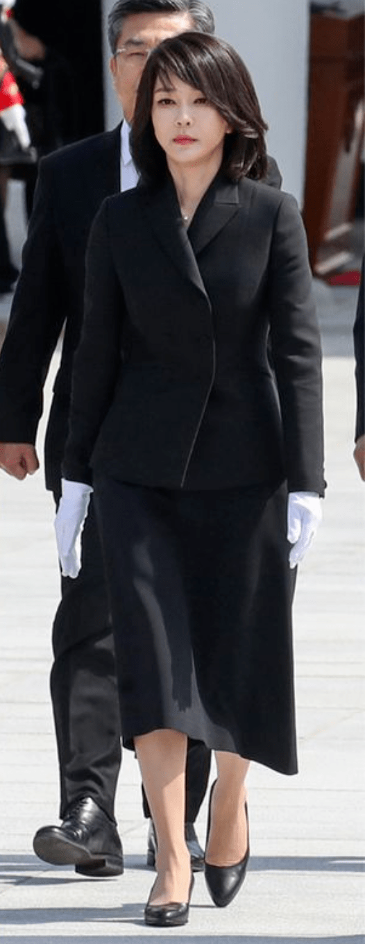韩国新总统夫人惊艳亮相美貌穿搭成时尚顶流晚宴现场教训丈夫如演韩剧