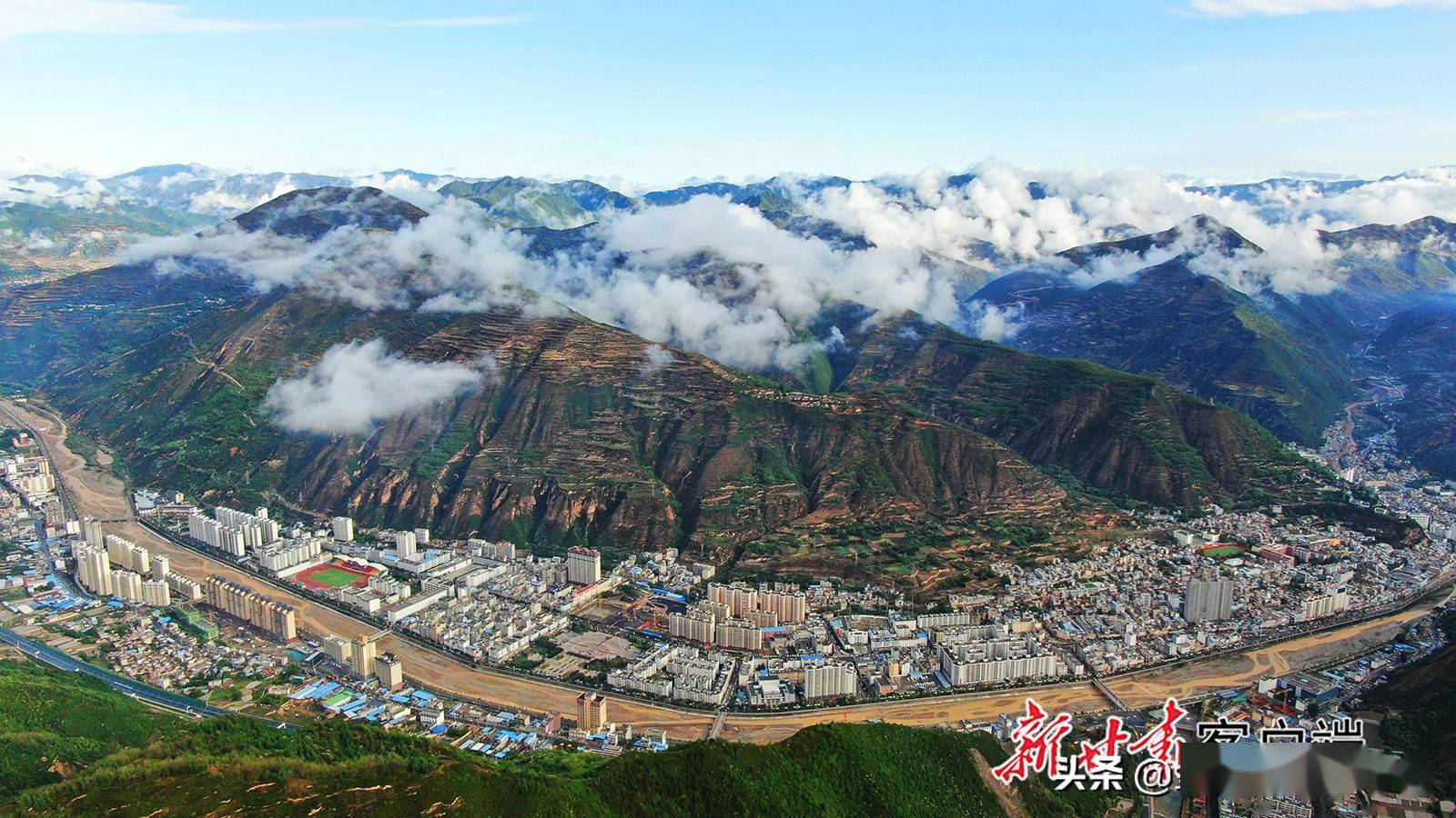 宕昌县:雨后晨雾锁山城_陇南市_降雨_甘肃