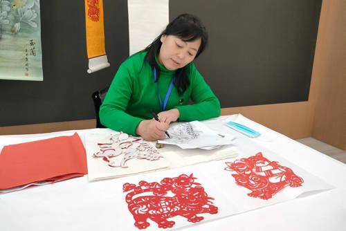 冯爱萍潜心剪纸五十载一把剪刀续传承