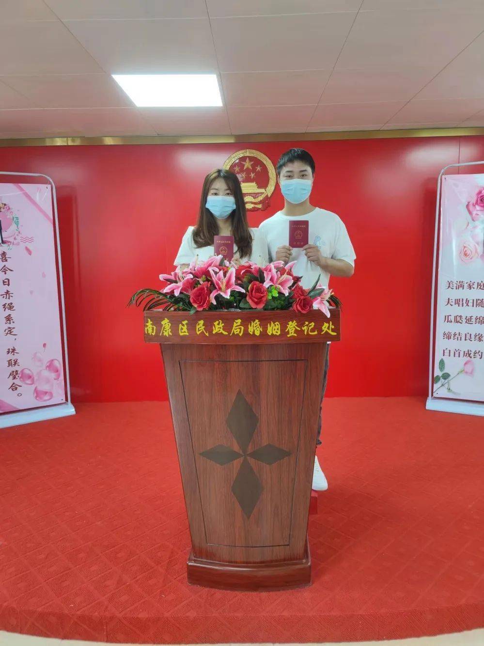 民政局班子成员姚霞为新人颁证区民政局将建立结婚登记特邀颁证员制度