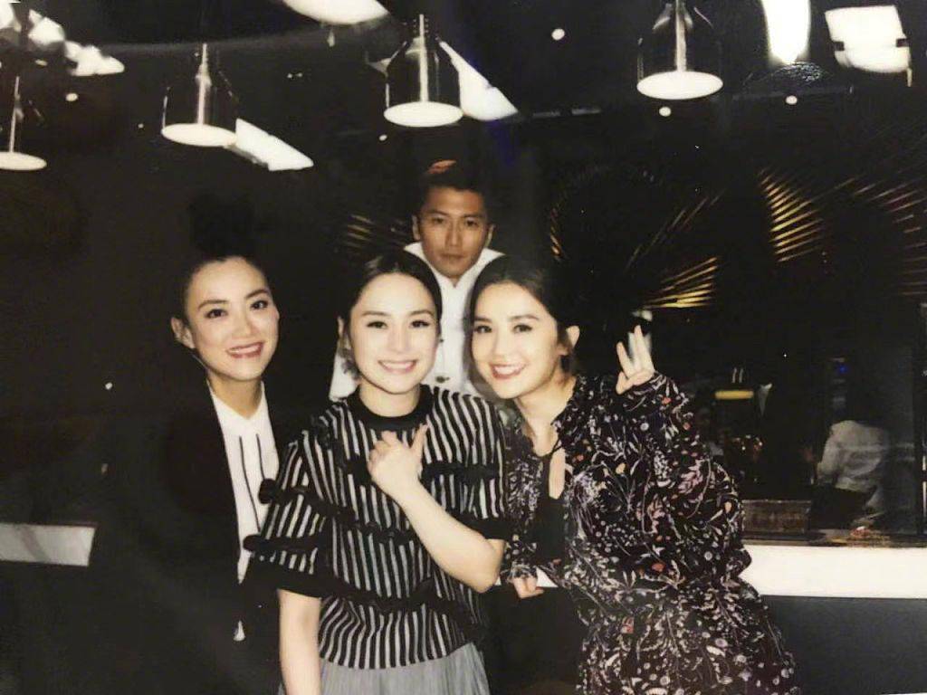 霍汶希发旧照庆祝twins出道21周年自称老母亲关系似姐妹