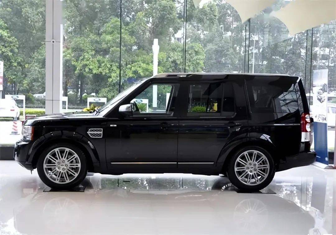 路虎发现 4 拥有方正硬派的外观,非承载式车身,全地形反馈系统,中央