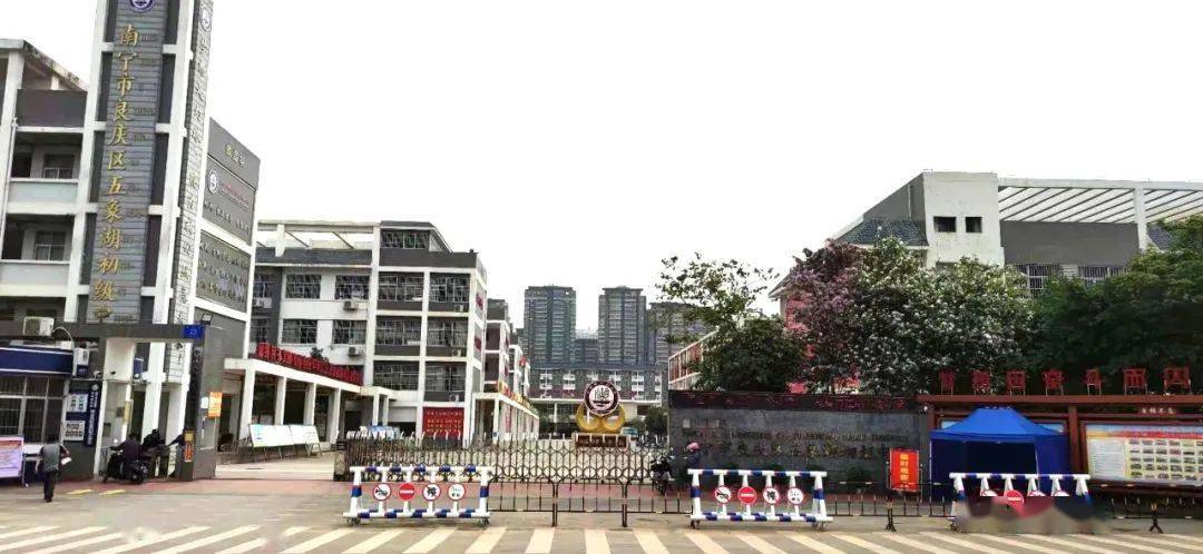 南宁市高新初级中学地址:南宁市西乡塘区高华路1号69.
