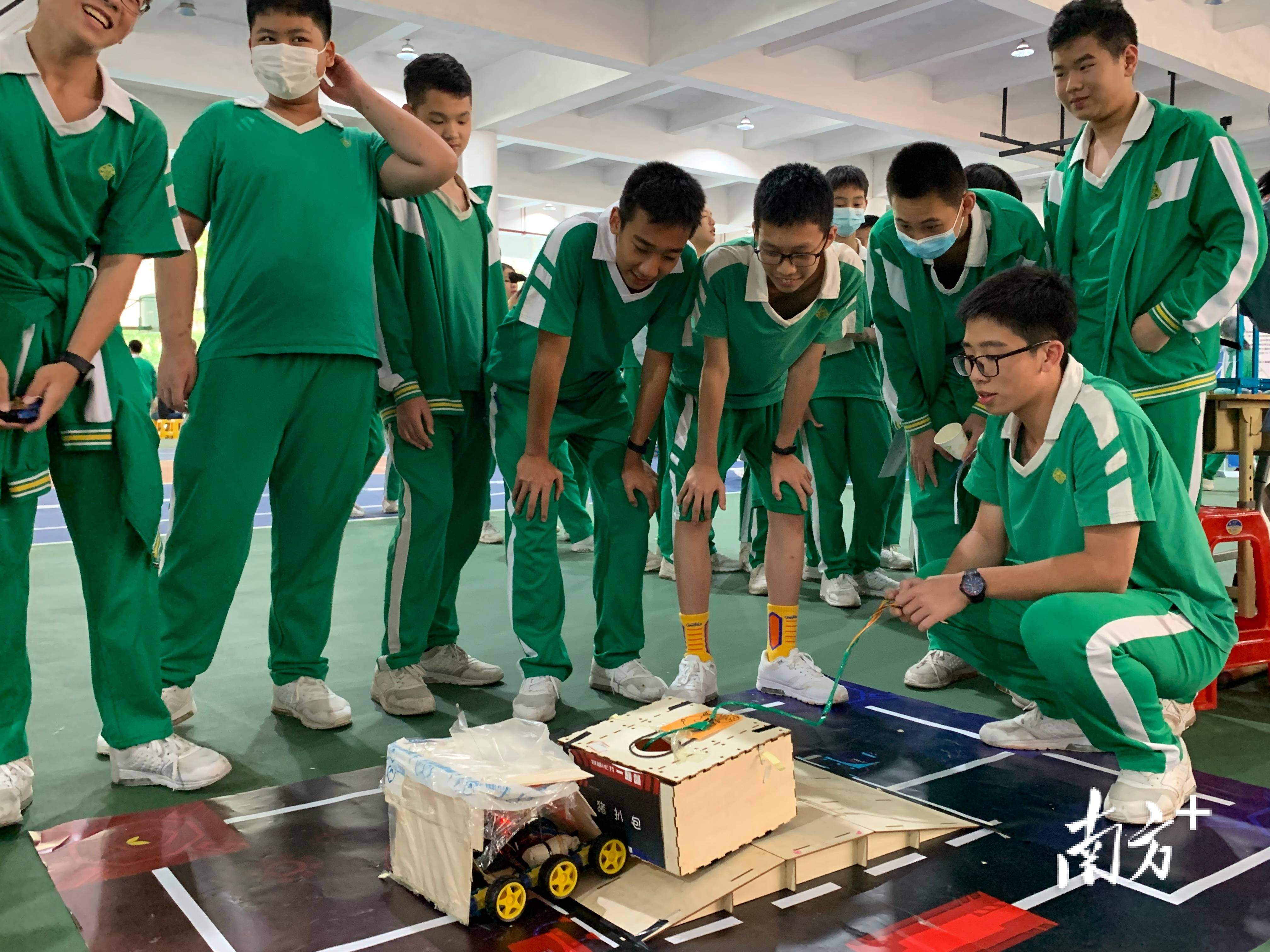 玩转高科技"玩具",广州执信中学举行科技学术节_创新_游园活动_科普