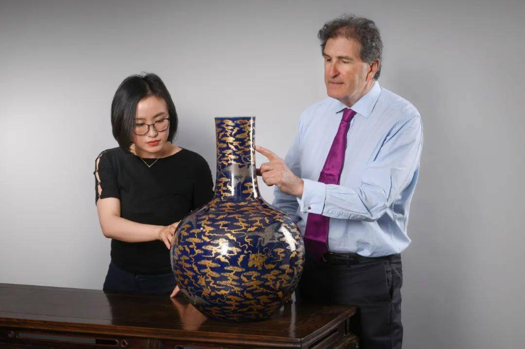 一只乾隆霁蓝釉金银彩大天球瓶：在英国拍出1000万_手机搜狐网
