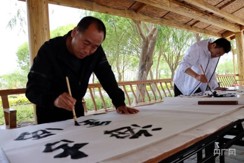 博湖：书画艺术进景区 “景”上添花