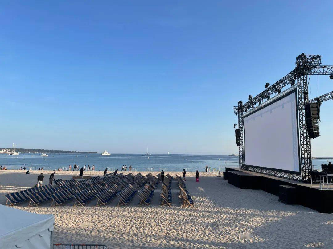 我在戛纳电影节现场观看了《楚门的世界》_沙滩_所有人_露天