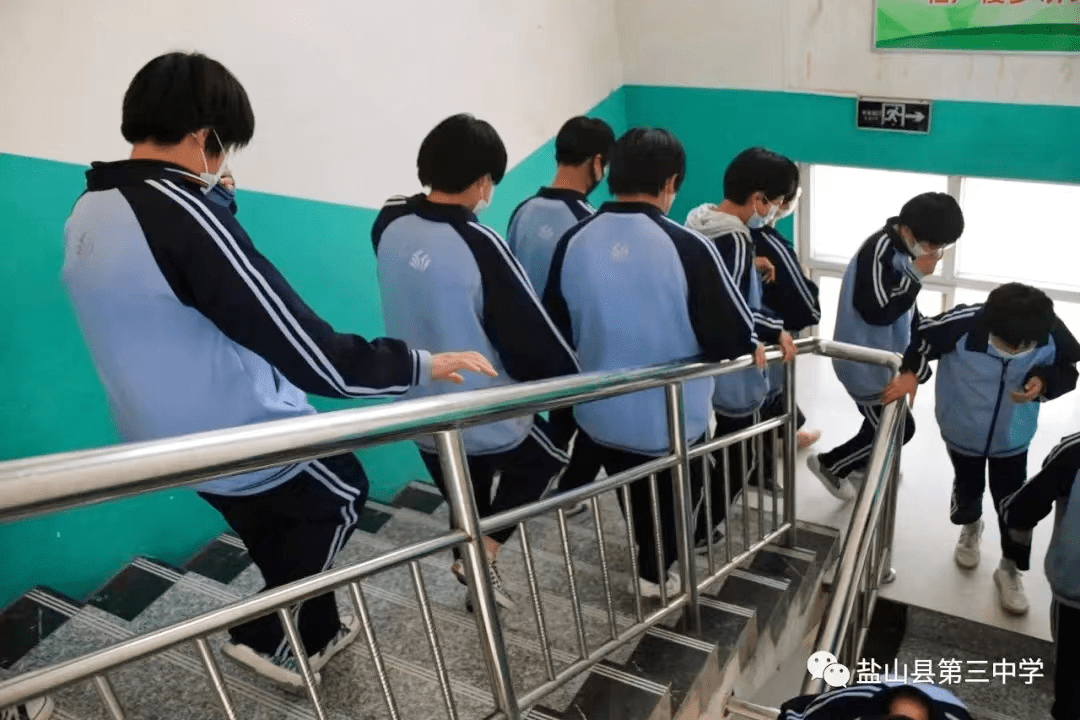 盐山县第三中学开展火灾应急逃生疏散演练