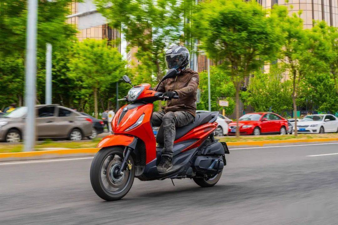 典雅运动两相融试驾比亚乔beverly400丨把玩