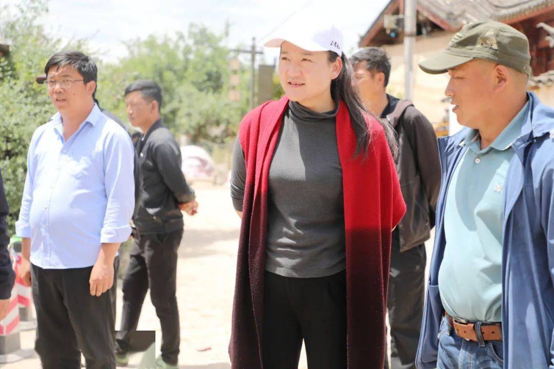 玉龙头条和秋珍调研拉市镇均良村乡村振兴示范村项目建设推进工作