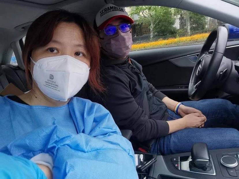 为"老小孩"跑腿买药 这对"夫妻档"志愿者代管着小区里23张医保卡_周挺