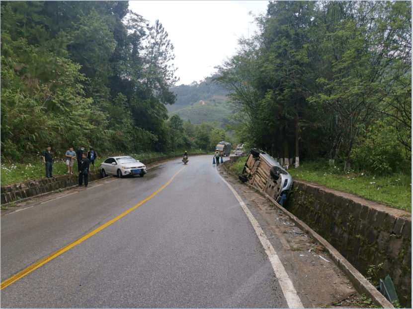 顏某駕駛小型汽車,行至雲南省普洱市思茅區g213(墨思公路)處轉小彎時