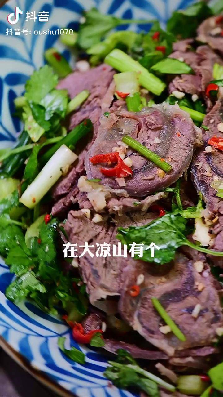 盐边县民风淳朴热情好客特别是这道盐边牛肉更是款待贵客的一道硬菜