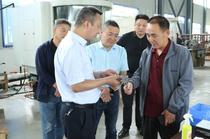 汉中市南郑区委副书记区长王志伟在梁山工业园区调研