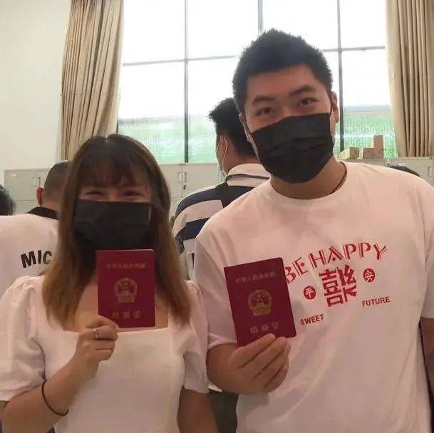 超甜,直击“520”领证现场!_新人_景洪市_结婚证