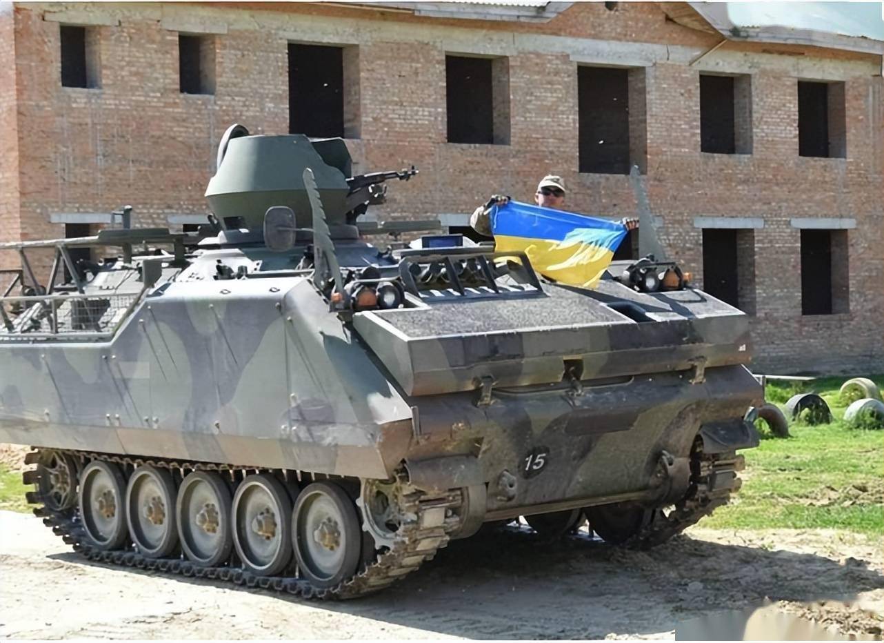 真把乌克兰当垃圾场？荷兰捐赠装甲车，竟是10年前退役的脆皮车